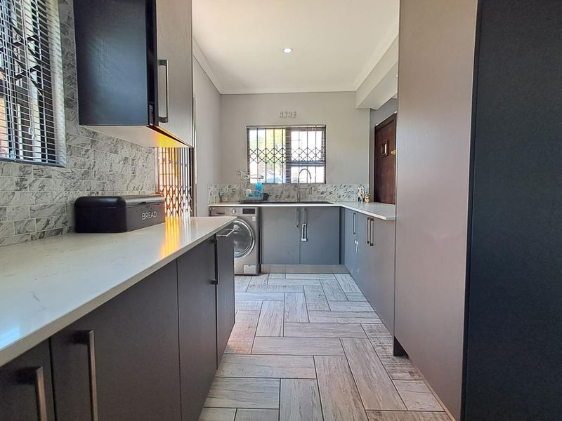 Stunning 3 Bedroom House for Sale in Bassonia - Photo 4