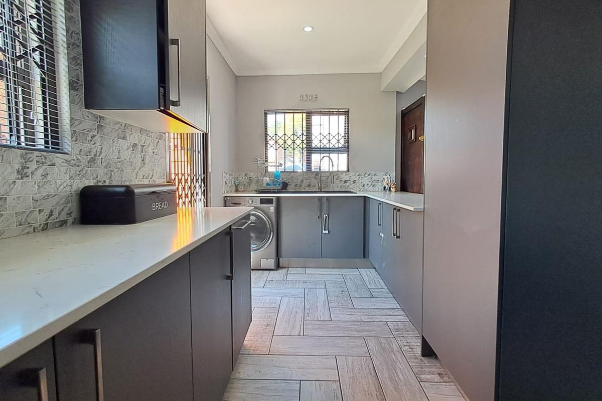 Stunning 3 Bedroom House for Sale in Bassonia - Photo 4