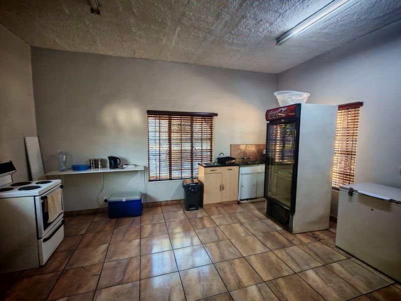 Prime Commercial Property to Rent - Photo 8