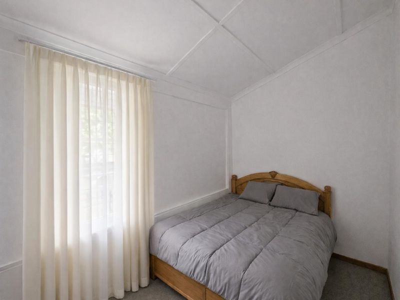 Three-Bedroom Corner Property Near Town - Photo 8