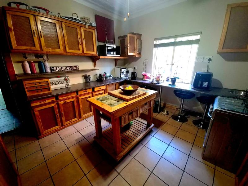 Spacious 4 Bedroom Family Home with Flatlet on a Prime Corner Stand in Rietondale - Photo 3