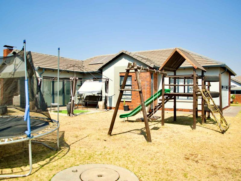 ** 3 Bedroom Townhouse in the Heart of Amberfield - A minute away from Amberfield College - Grade 00 to Matric** - Photo 7