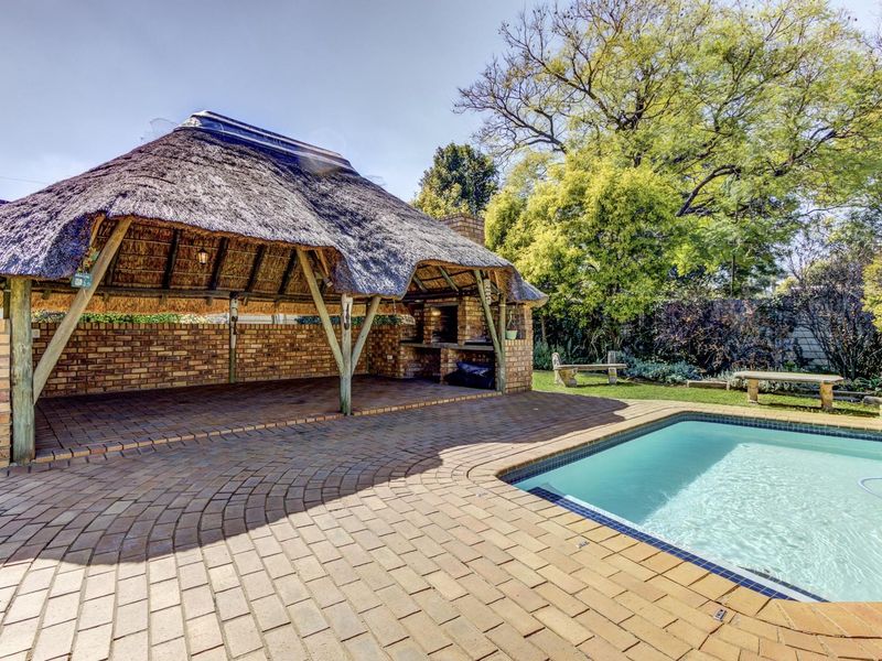 GRACIOUS FIVE BEDROOMED HOME ON 1545M2 STAND - A STONE'S THROW FROM HOMESTEAD DAM! - Photo 4