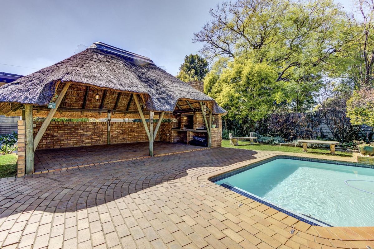 GRACIOUS FIVE BEDROOMED HOME ON 1545M2 STAND - A STONE'S THROW FROM HOMESTEAD DAM! - Photo 4