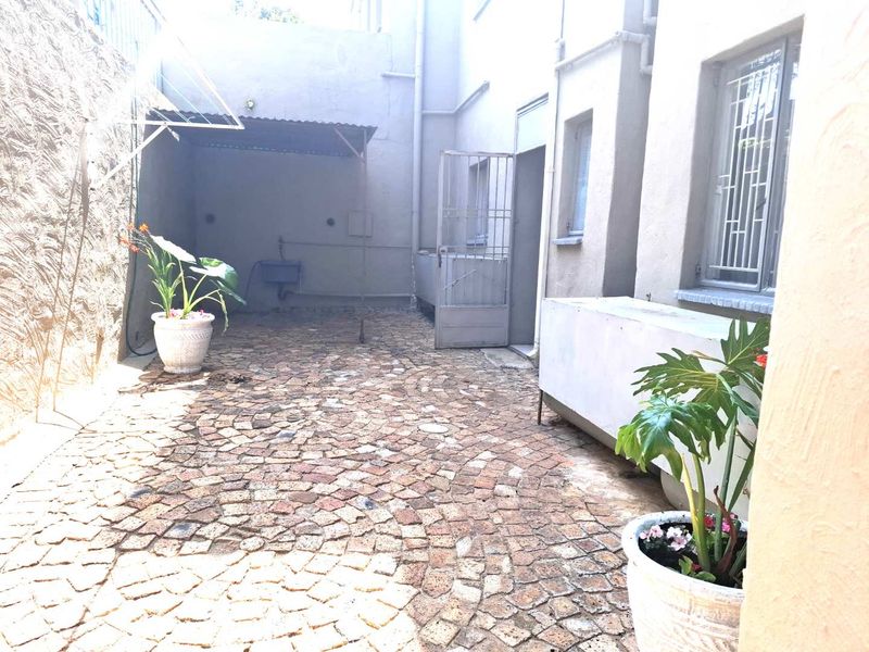 SPACIOUS GROUND FLOOR UNIT CLOSE TO ALL AMENITIES - Photo 3