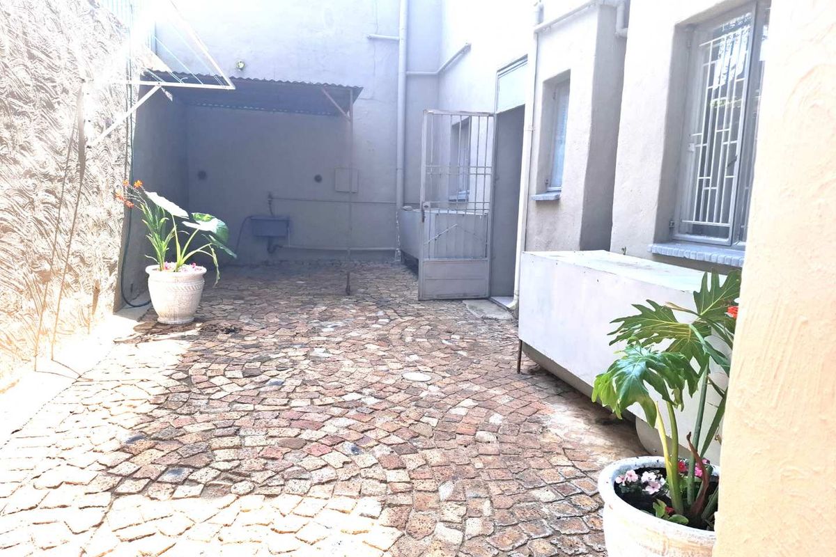 SPACIOUS GROUND FLOOR UNIT CLOSE TO ALL AMENITIES - Photo 3