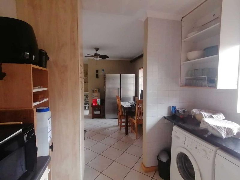 BEAUTIFUL TOWNHOUSE FOR SALE IN SOUGHT-AFTER ELDORAIGNE!!!! - Photo 4