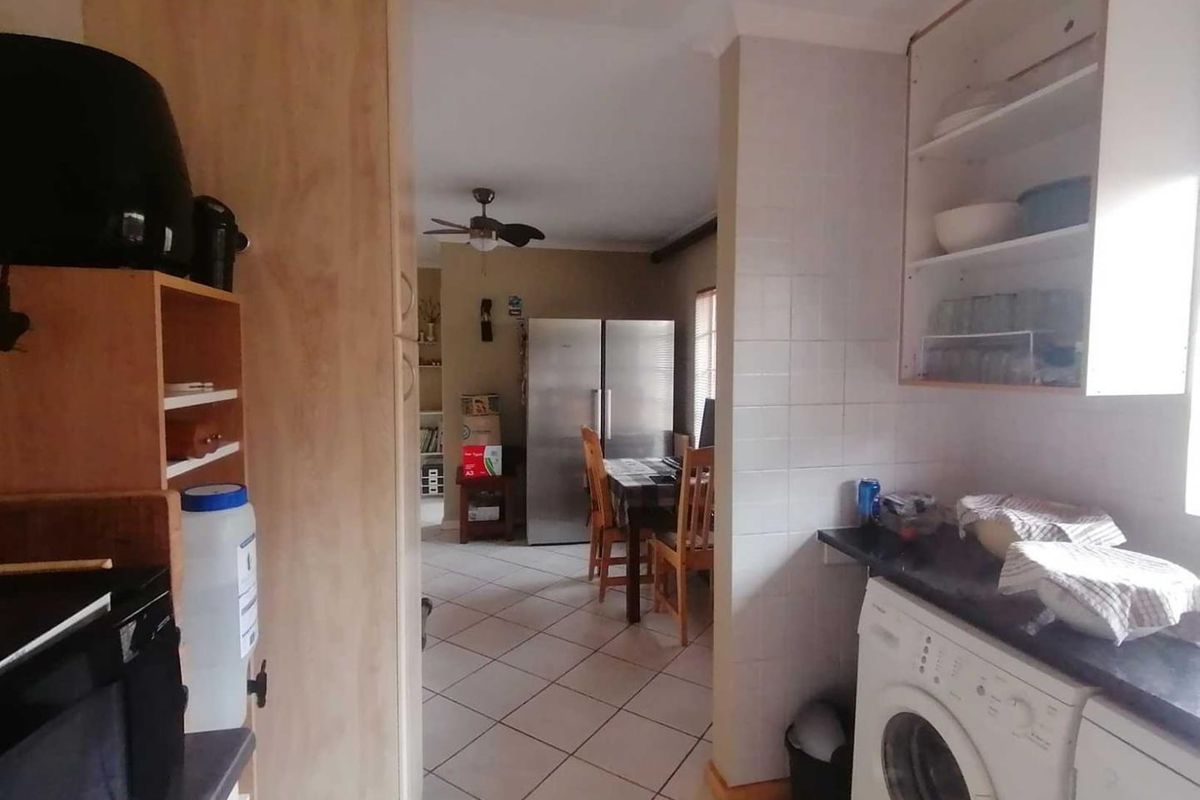 BEAUTIFUL TOWNHOUSE FOR SALE IN SOUGHT-AFTER ELDORAIGNE!!!! - Photo 4