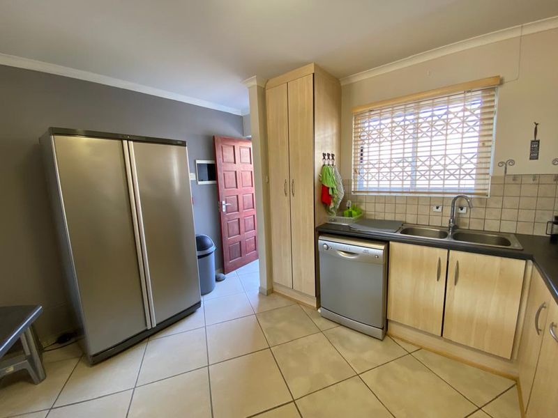 FULLY FURNISHED - 3 BEDROOM FLAT WITH SEA VIEW TO LET IN MILE 4, SWAKOPMUND, NAMIBIA - Photo 5