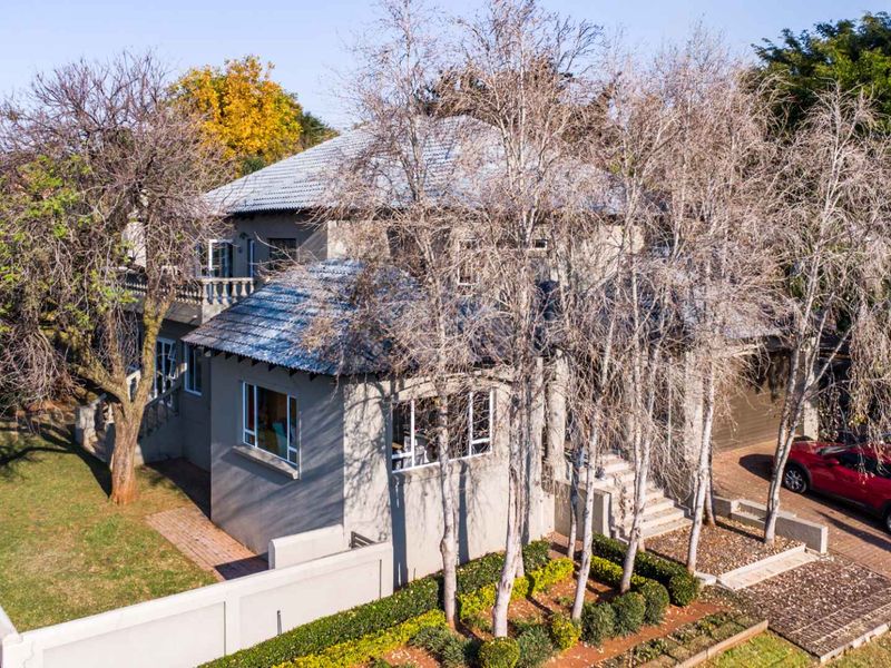 Elegant Family Living with Sophisticated Entertaining in Mooikloof Gardens Estate - Photo 3