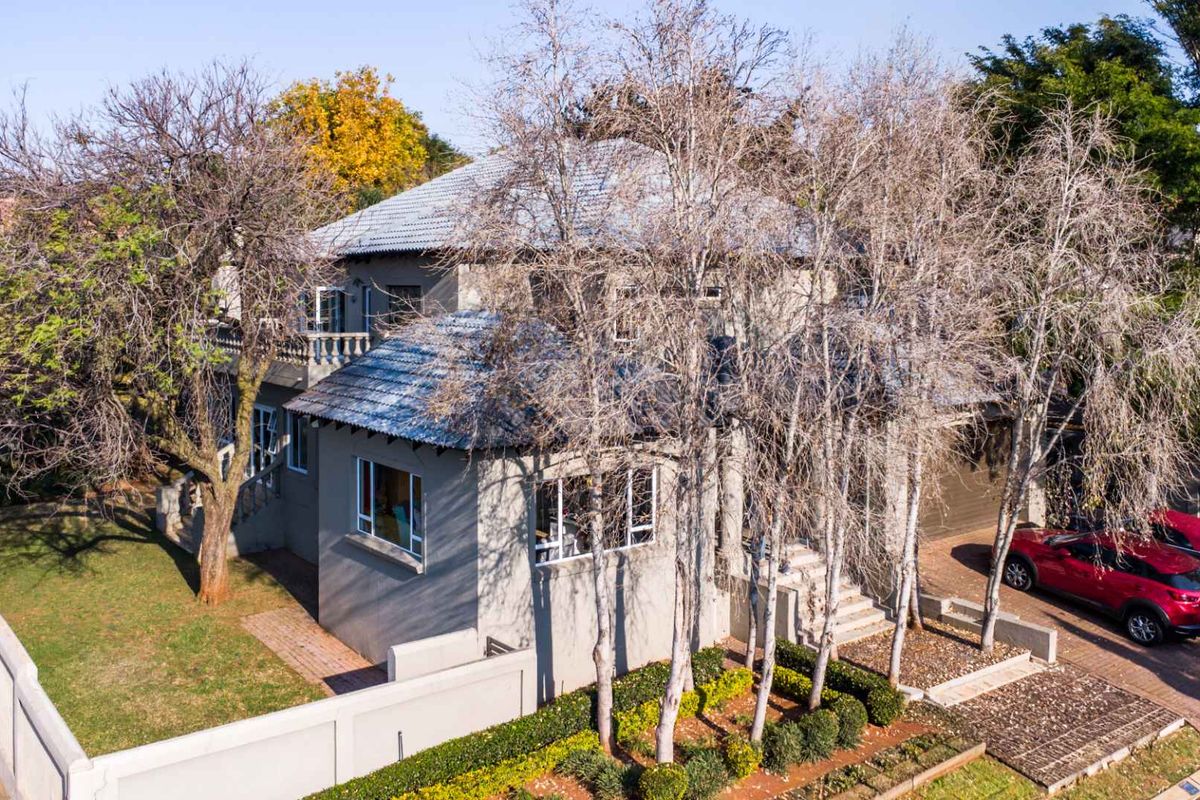 Elegant Family Living with Sophisticated Entertaining in Mooikloof Gardens Estate - Photo 3