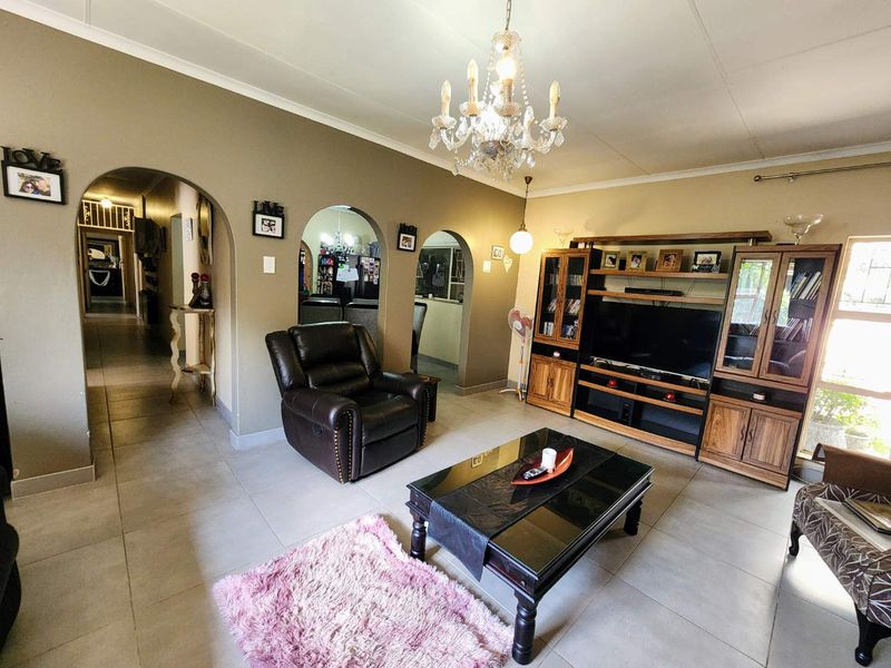 Spacious Family Home with Income-Generating Flatlet - Photo 7
