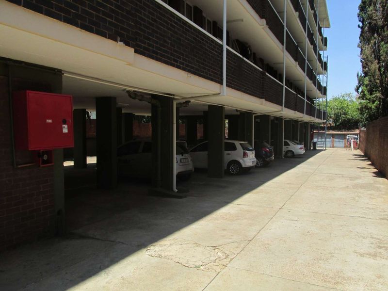 BACHELOR FLAT TO RENT IN ARCADIA - Photo 10