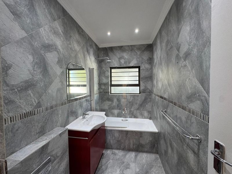 Spacious Home with pool and entertainment area - Photo 10