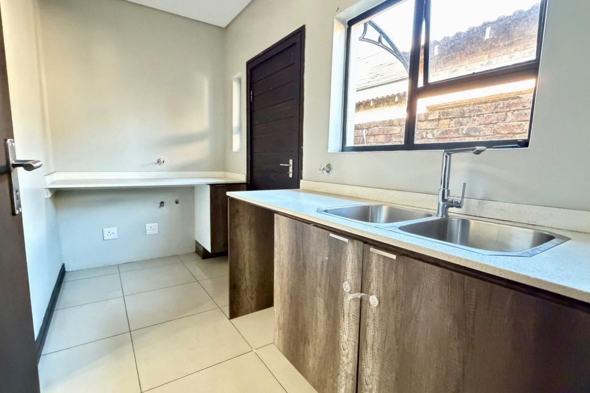 Comfortable Living: Open Plan Lounge and Dining Area - Photo 5