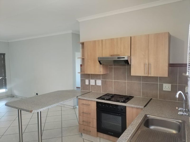Secure & Spacious 2 Bedroom First Floor Apartment - Photo 2