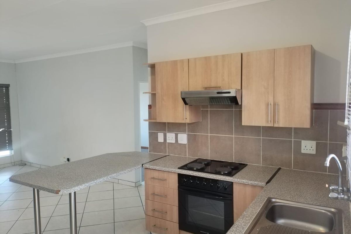 Secure & Spacious 2 Bedroom First Floor Apartment - Photo 2