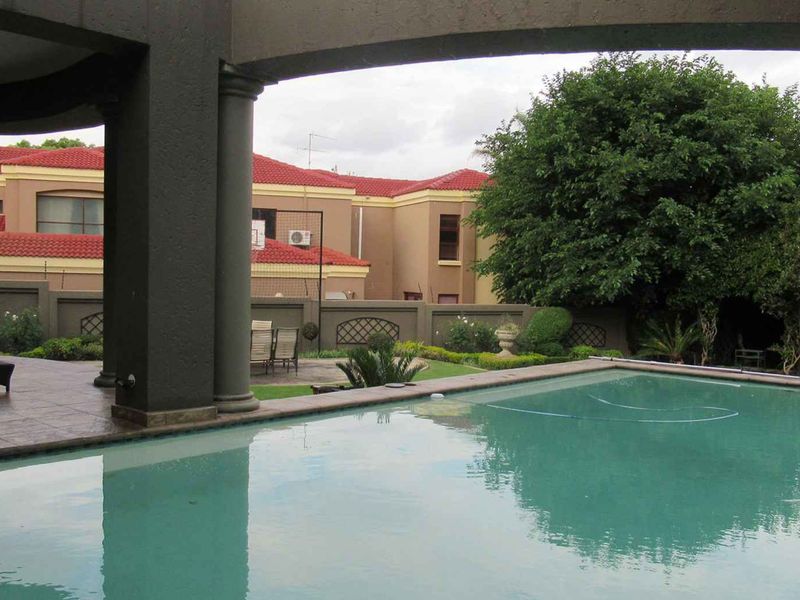 Experience opulence lifestyle in this Home overlooking a Golf Course in Ruimsig! - Photo 2