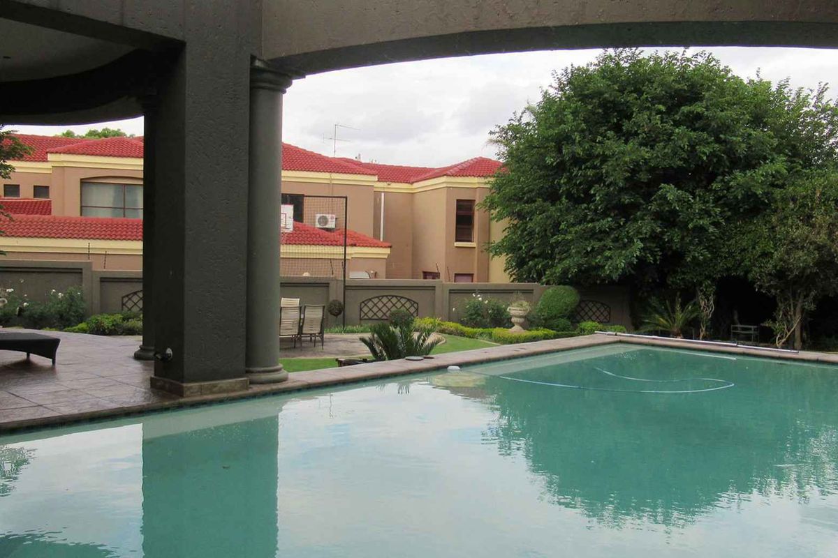 Experience opulence lifestyle in this Home overlooking a Golf Course in Ruimsig! - Photo 2