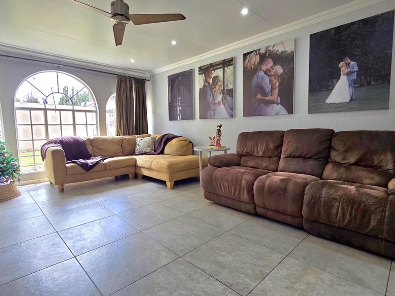 4 Bedroom House for Sale in Verwoerdpark - Photo 4