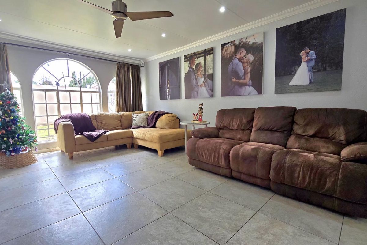 4 Bedroom House for Sale in Verwoerdpark - Photo 4