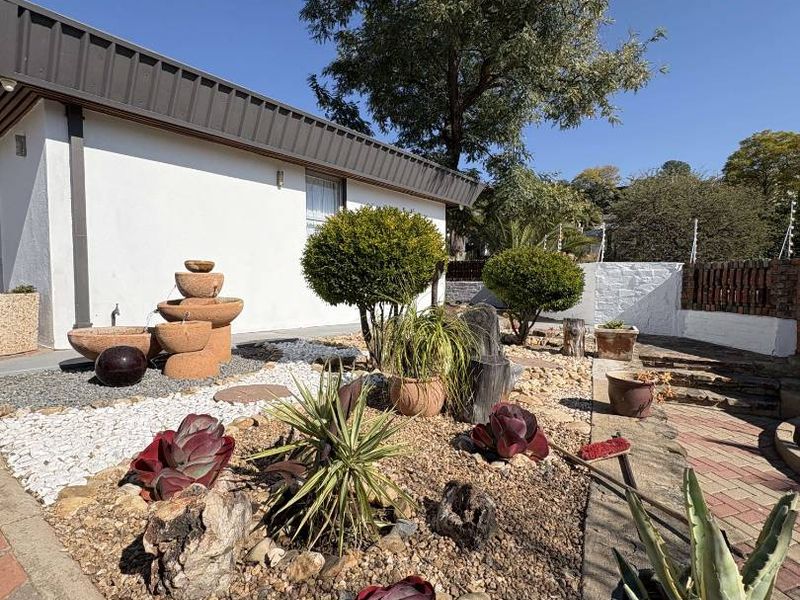 Luxury 6 Bedroom Family Home with Flatlet for Sale in Klein Windhoek - Photo 4