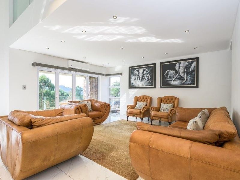 The Pinnacle of Comfort and Elegance in West Hills Estate: Welcome to Your Dream Home - Photo 5