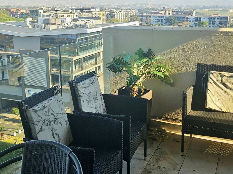 Fully Furnished Top-Floor Apartment to Rent in Umhlanga Ridge - Photo 2