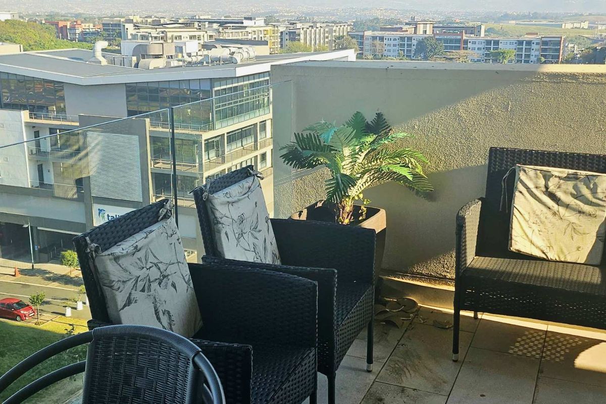 Fully Furnished Top-Floor Apartment to Rent in Umhlanga Ridge - Photo 2