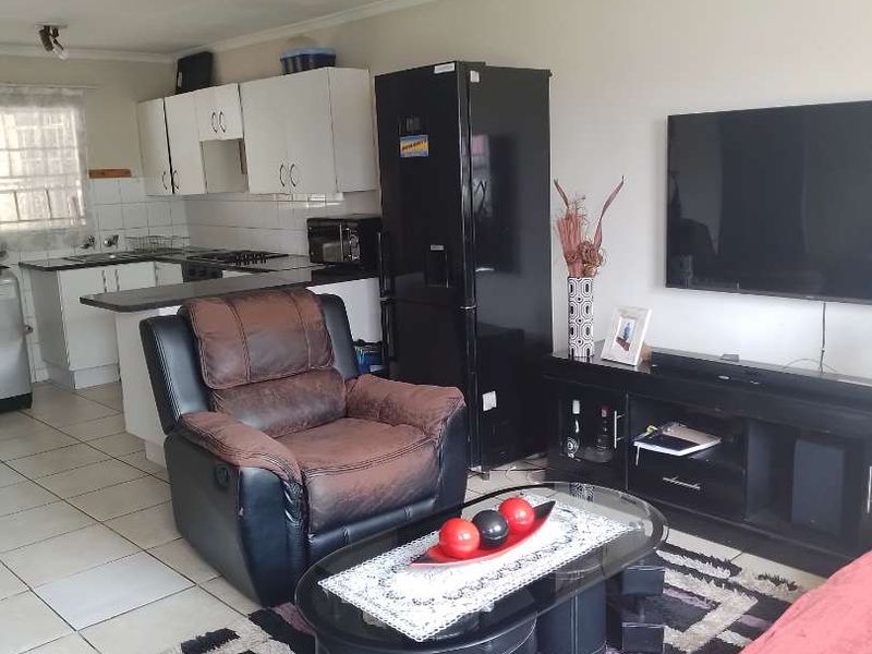 THREE BEDROOM TOWNHOUSE FOR SALE IN RAVENSWOOD - Photo 5