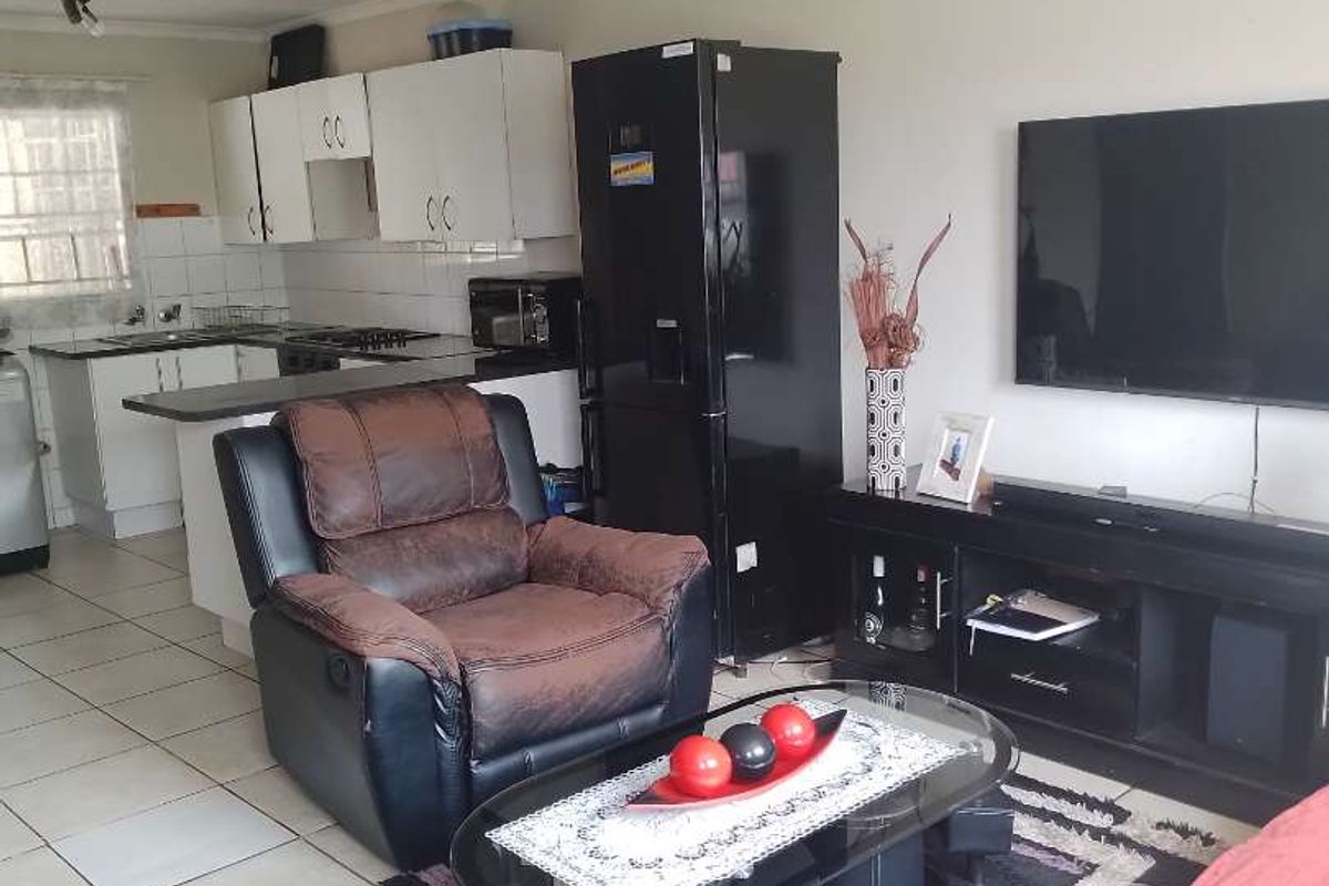 THREE BEDROOM TOWNHOUSE FOR SALE IN RAVENSWOOD. - Photo 5