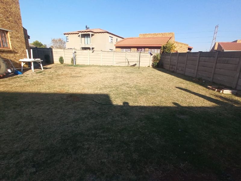 Well priced Lovely facebrick Townhouse BUT please note it resides on its own stand fully fenced, - Photo 2
