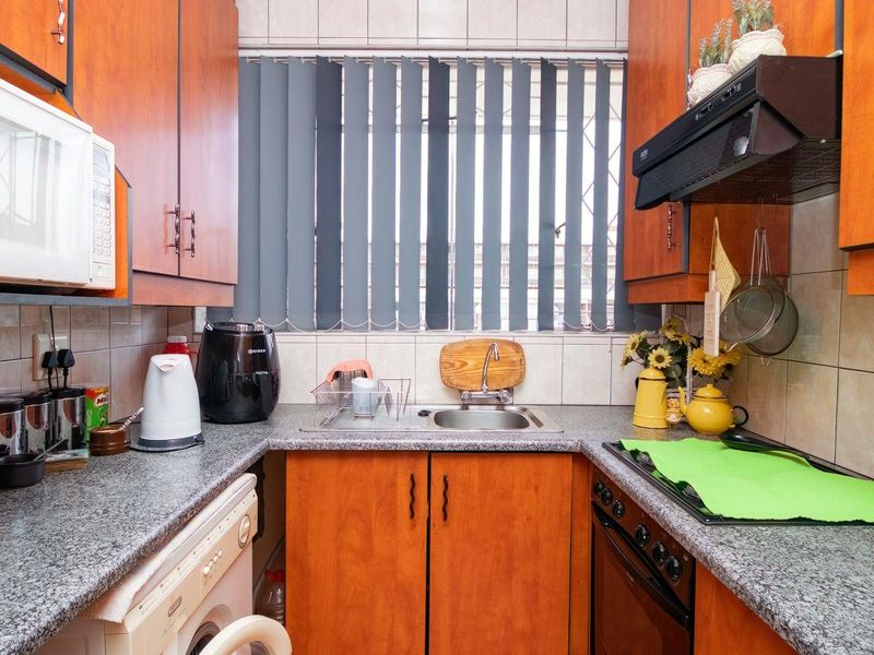 Charming First-Floor Apartment with Private Balcony & Garage! - Photo 2