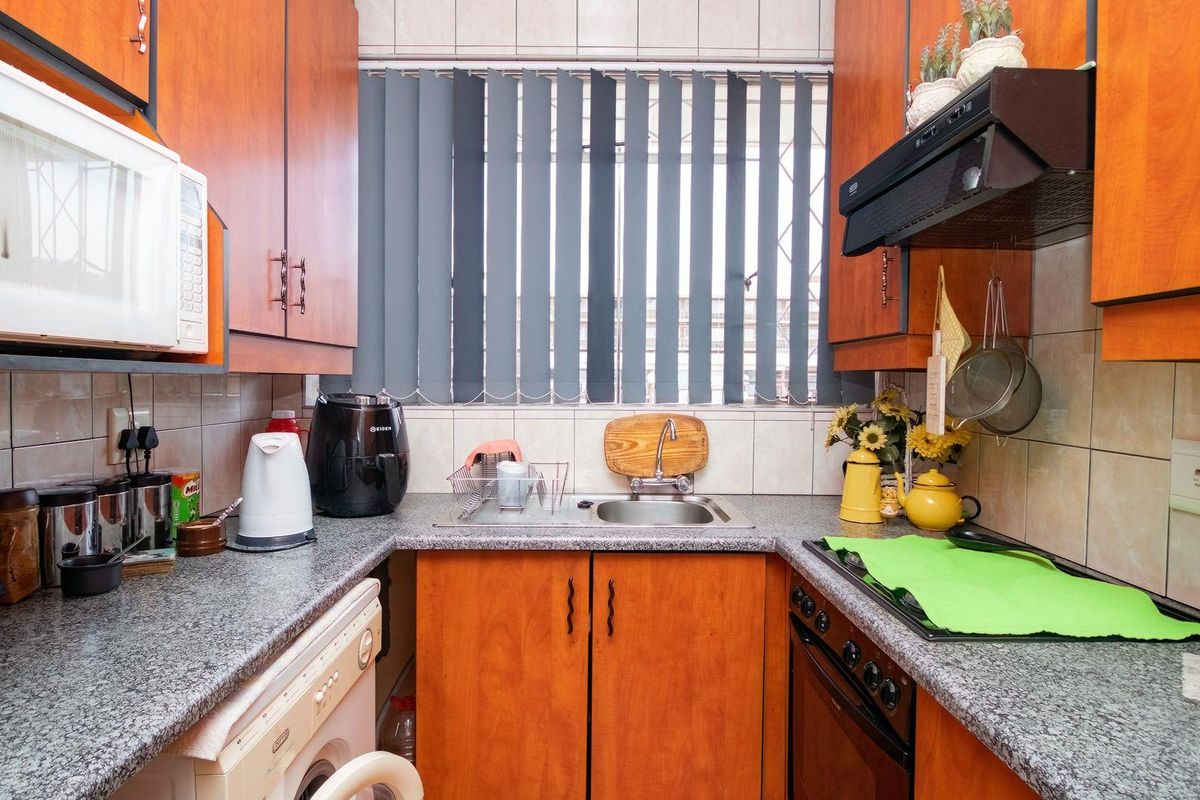 Charming First-Floor Apartment with Private Balcony & Garage! - Photo 2