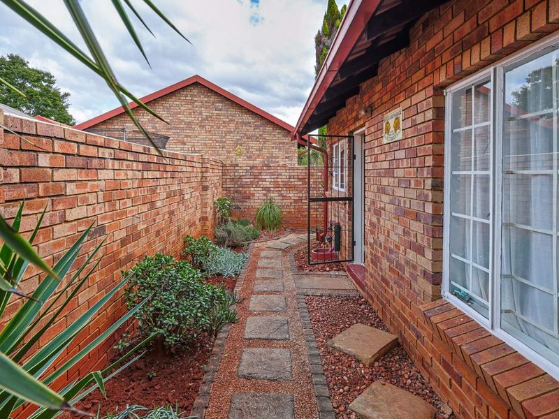Charming 2 Bedroom Townhouse in Secure Complex – Ideal for Homeowners & Investors Alike - Photo 9