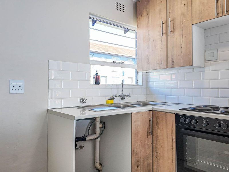 Newly Renovated 2-Bedroom Apartment with Modern Finishes - Photo 3