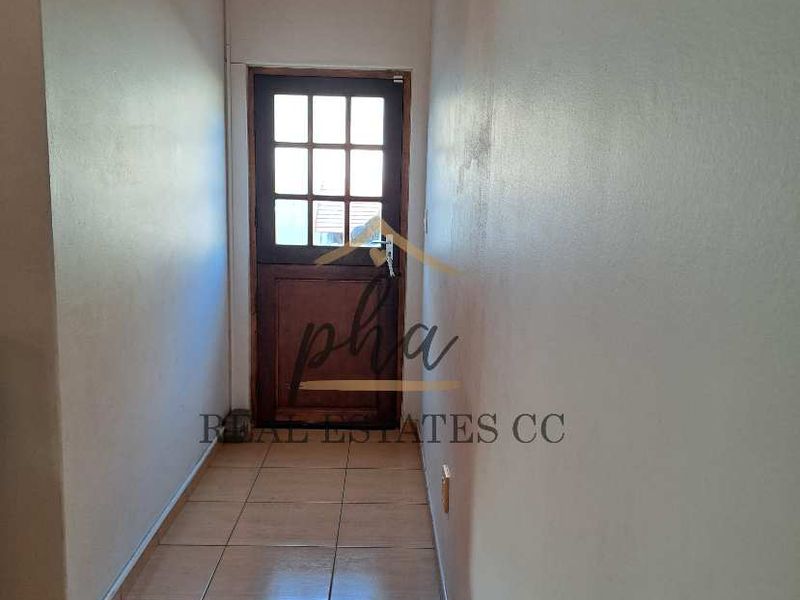 3 bedr Family home with 3 bedr Flat plus 3 garages in Walvis Bay selling for N$2 950 000.00 - Photo 4