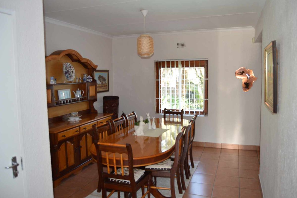 5 Bedroom Family Home For Sale in Brackendowns - Photo 5