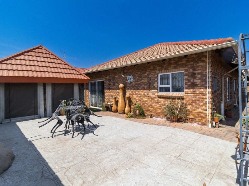 Magnificent back corner cluster in a sought after complex - Photo 2