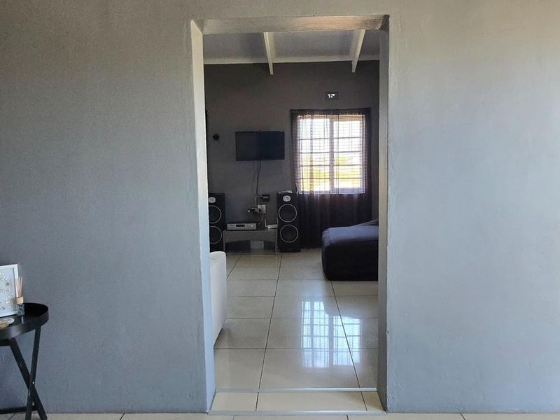 Coastal Charm: Furnished 2-Bedroom Home in Franskraal Cul-de-Sac - Photo 6