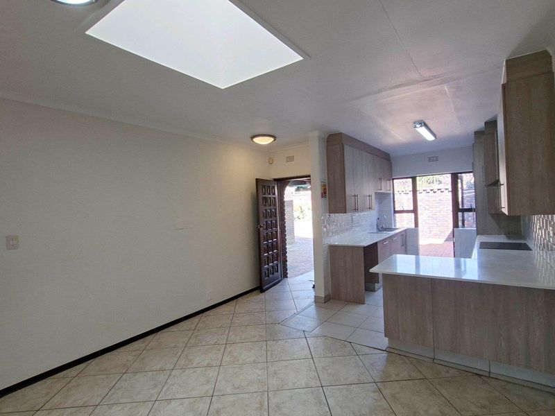 Lovely 3 bedroom, 2 bathroom, simplex available in Douglasdale - Photo 5