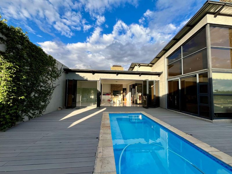 🏡 Modern 5-Bedroom Family Home with Pool in Aus View - Photo 2