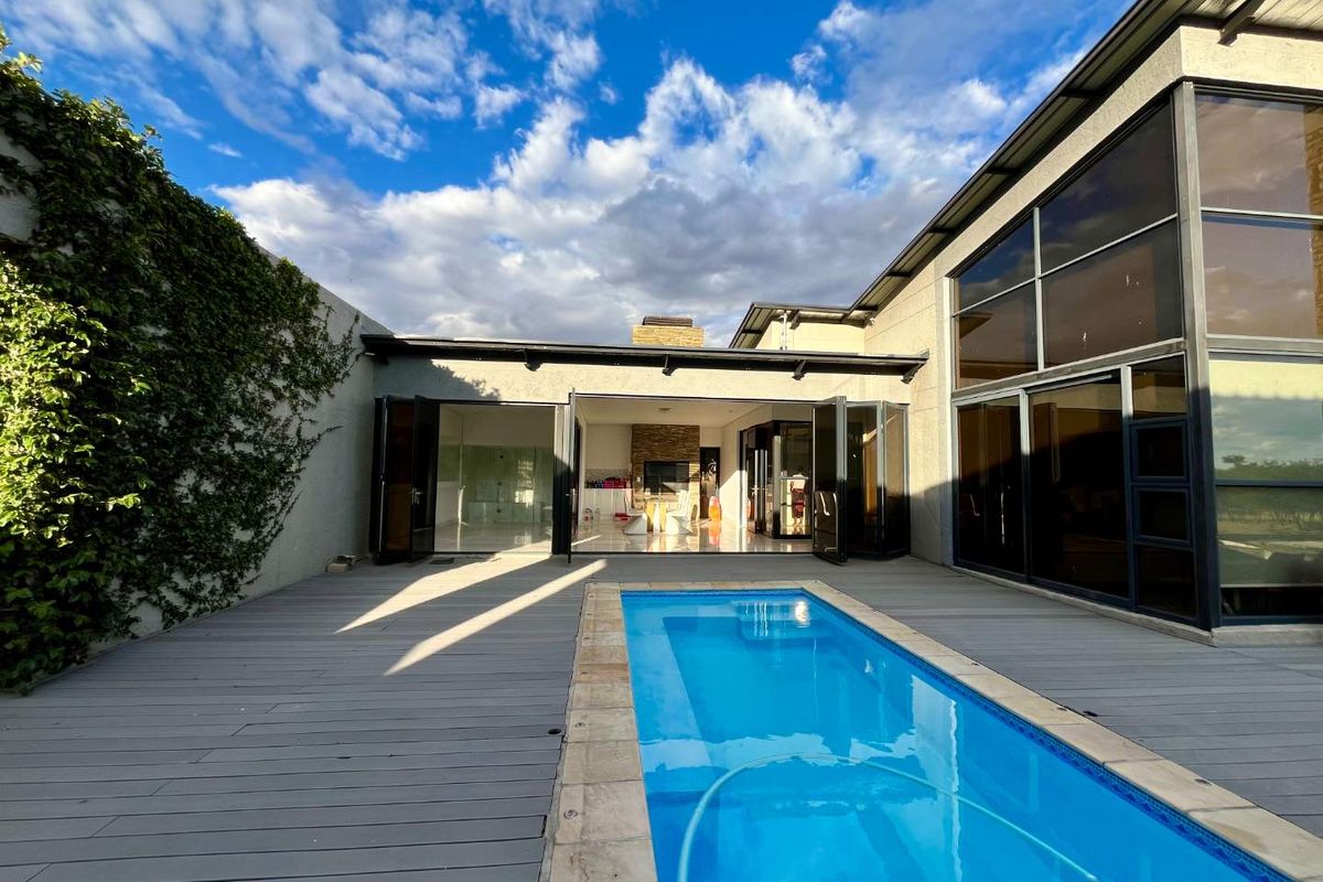🏡 Modern 5-Bedroom Family Home with Pool in Aus View - Photo 2