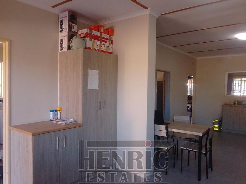 Three-bedroom house with 4 Very Spacious Flatlets for sale in Omaruru! - Photo 10
