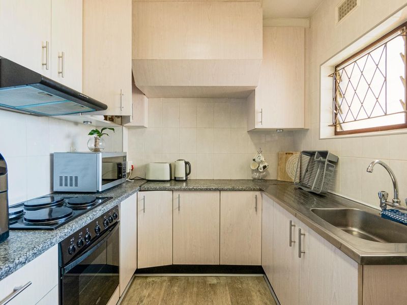 Sunlit apartment with ample space - Photo 10