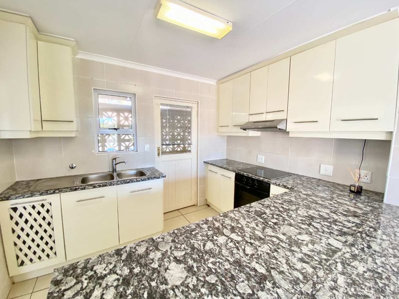 Hendra Estates - Stunning 2 Bedroom Tonwhouse For Rent In Lovely Complex In Durban North! - Photo 5