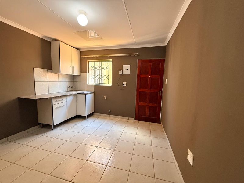 Cozy Retreat: Private Room with Kitchen & Bath - Photo 4