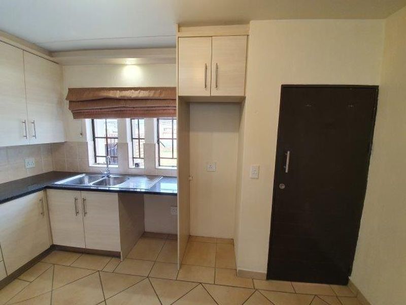 Charming 2-Bedroom Apartment in Secure North Riding Complex - Photo 10