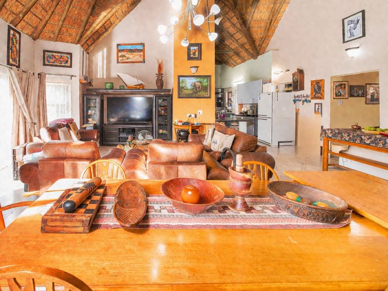 Dual Mandate Property: Exceptional Family Home with Prime Features - Photo 7