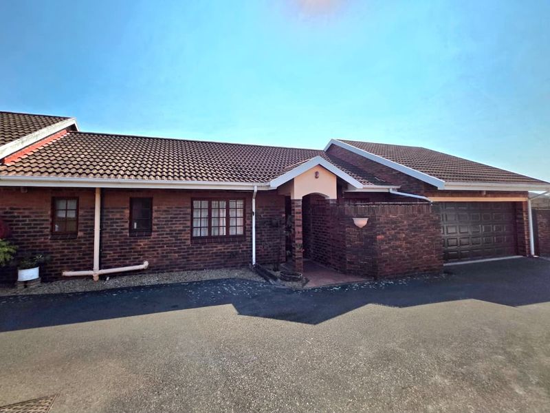 Secure 2 Bedroom Townhouse with Double Garage and Private Pool in Malvern - Photo 2